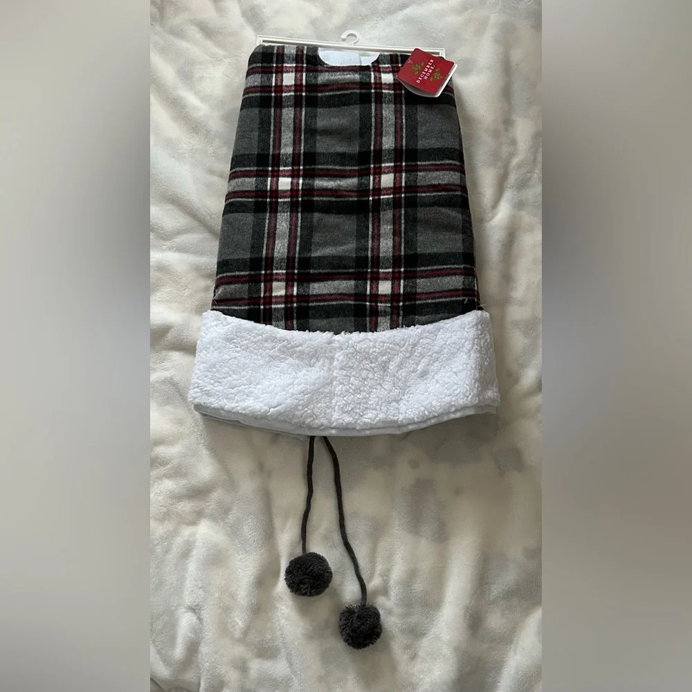 Plaid Holiday Tree Skirt with White Cuff